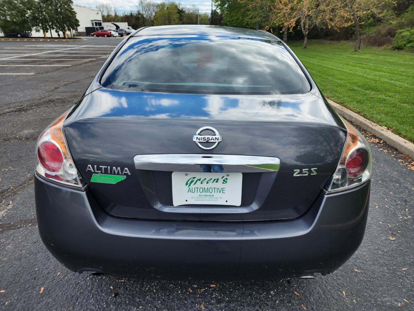 2011 Gray /Black Nissan Altima S (1N4AL2AP7BN) with an 2.5 4cyl. engine, Automatic transmission, located at 1221 Madison St., Shelbyville, TN, 37160, (931) 680-9439, 0.000000, 0.000000 - Photo#2